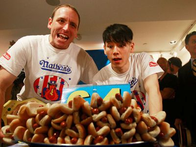 Американец съел 62 хот-дога за 10 минут                 - Хобби, отдых и развлечения