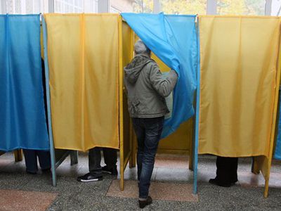КИУ: в Киеве избирателям предлагают по 200 гривень за голос, а Одесса стала «столицей черного пиара» - В Мире