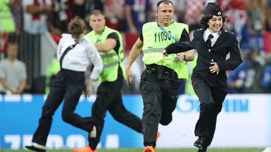 Полиция возбудила дела в отношении выбежавших на поле во время финала ЧМ-2018 - В Мире