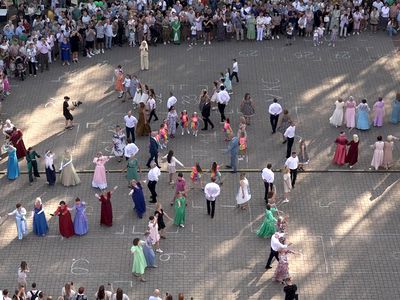 50-летие Висагинаса. В общем вальсе на площади Сантарвес танцевали мэр и вице-мэр (видео) - В Висагинасе