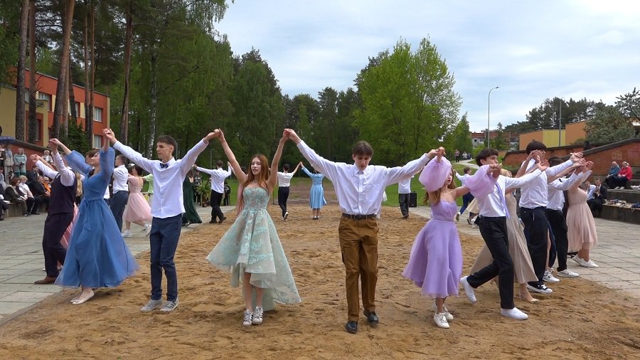 Прозвучали последние звонки для выпускников висагинских гимназий Вердянес и Атгимимо (видео) - В Висагинасе