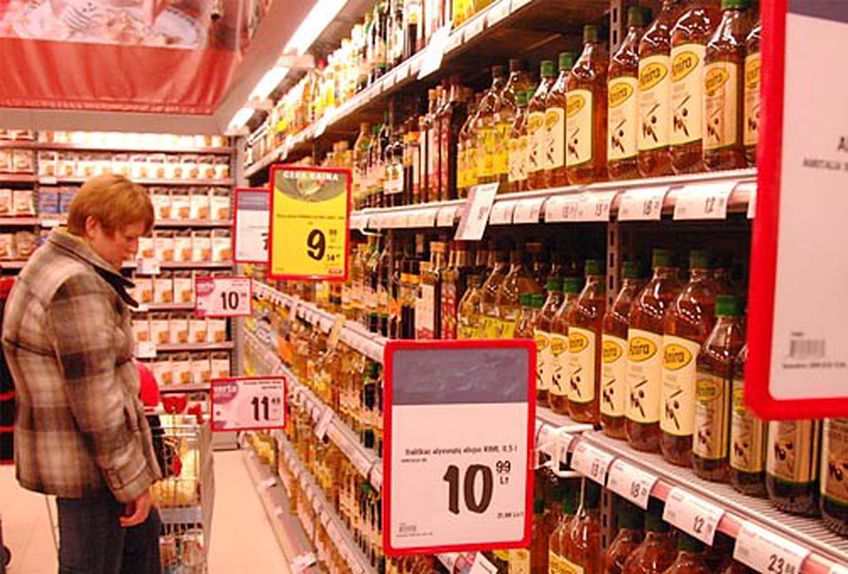Треть жителей Литвы в прошлом году покупали меньше пищевых продуктов