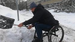 Людям на колясках пришлось самим расчищать парковку возле самоуправления (видео)