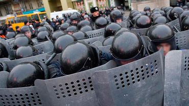 Протестующие в Киеве начали бросать в милиционеров камни, нарушив перемирие