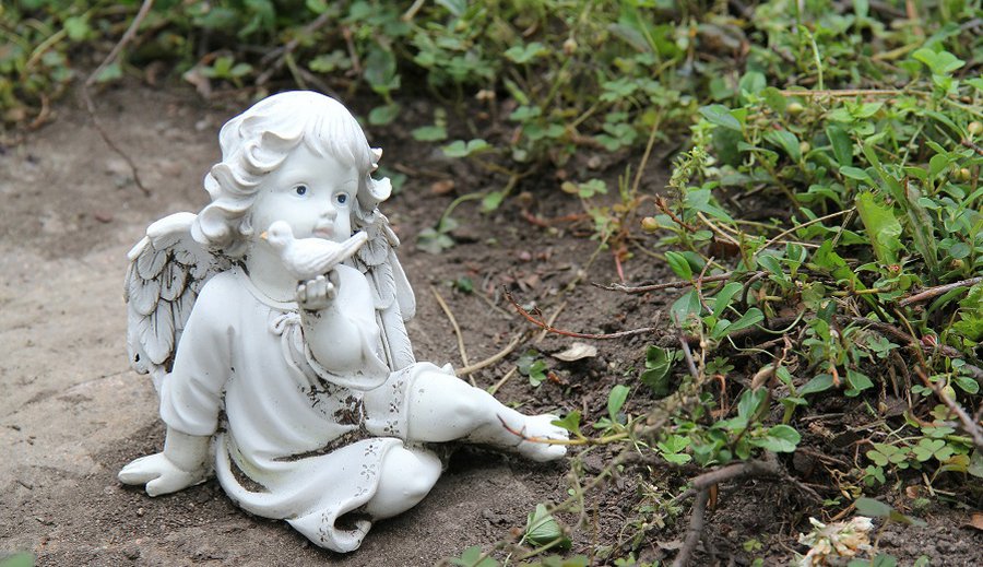 Жизнь выпавшего из окна 4 этажа ребенка спасла проходившая мимо женщина - Литва и страны Балтии