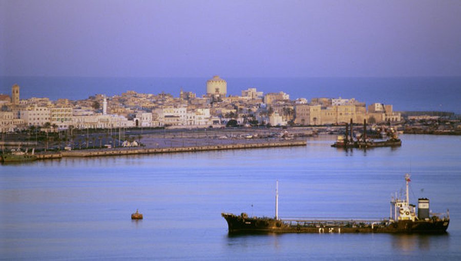 Ливия угрожает уничтожить танкер, который боевики наполняют нефтью - В Мире