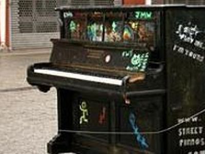 «Сыграй на мне, я твой»: на улицах Лондона появились общественные пианино  - Культурные и спортивные мероприятия
