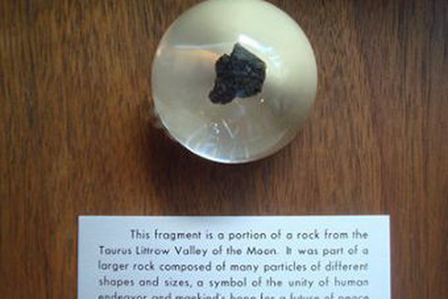 В Польше пропал подаренный Никсоном образец лунной породы - Происшествия и криминал
