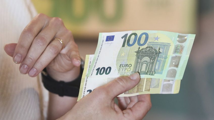 У кого и на сколько увеличатся зарплаты в Литве с 2023 года