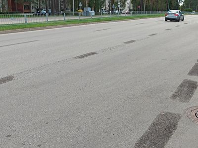 Зачем сдирают разметку с городских дорог? - В Висагинасе