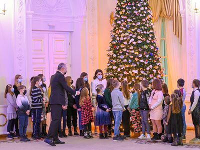 Президент с супругой зажгли огни на главной рождественской елке Президентуры - Литва и страны Балтии