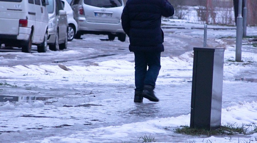 «Гололед на земле, гололед… Люди, падая, бьются об лед» (видео) - В Висагинасе