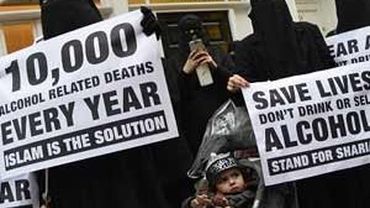 В Лондоне разогнали исламистов, призывавших силой насаждать законы шариата в Великобритании. Мусульмане грозили избить плетьми торговцев алкоголем

