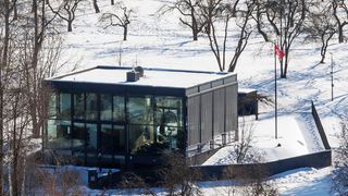 Странность у дома президента: Гитанас Науседа на полдня «забыл» поднять государственный флаг?