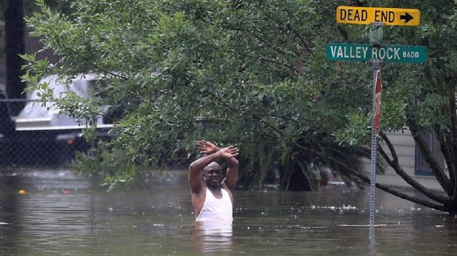 Наводнение в США: вода начала переливаться через дамбу в Хьюстоне - В Мире