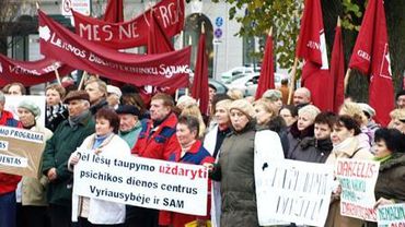 От митингующих учителей правительство Литвы закрылось силами полиции и оградительными лентами: фоторепортаж