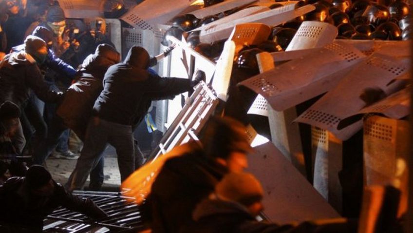 Евромайдан в Киеве: трактор и люди в доспехах против милиции