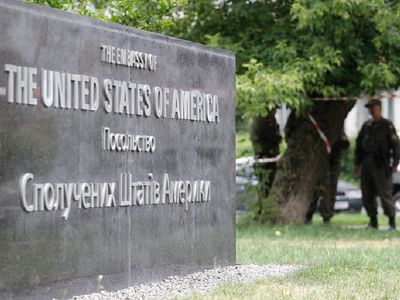 В Киеве расследуют нападение на сотрудника посольства США в центре города - В Мире