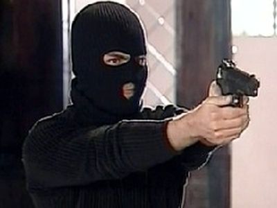 Грабитель встал в очередь в кассу, чтобы совершить ограбление банка - Хобби, отдых и развлечения