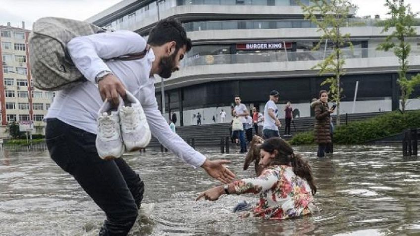 Сильный ливень и град в Стамбуле парализовали жизнь людей