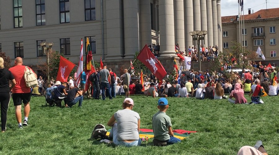 Протестующие у Сейма против программы жизненных навыков призывают министерство остановить уроки - Литва и страны Балтии