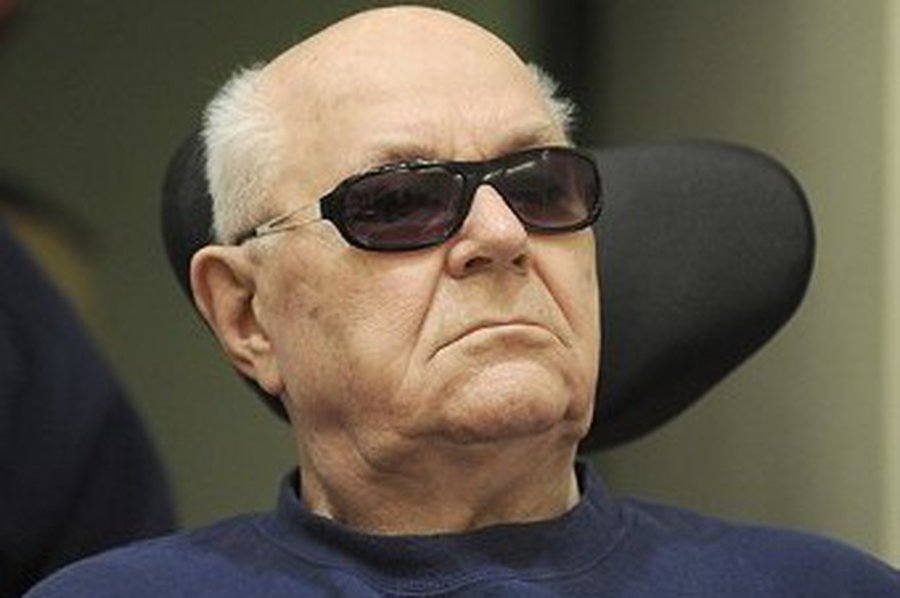 Германский суд приговорил Ивана Демьянюка к 5 годам тюрьмы за пособничество нацистам

                                                 - В Мире