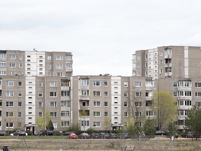 Дома с мусоропроводами платят за вывоз мусора почти в 3 раза больше, чем 5-этажные (видео) - В Висагинасе