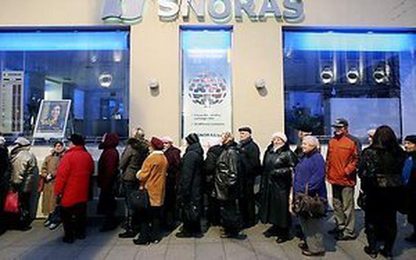 Люди толпятся у банка Snoras с самого утра                                