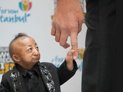 Самый высокий человек в мире встретился с самым маленьким. Им было трудно общаться  - Хобби, отдых и развлечения