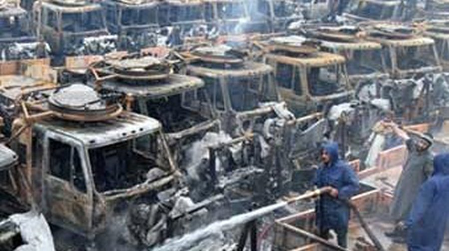 Боевики подожгли грузовой терминал НАТО в Пешаваре - В Мире