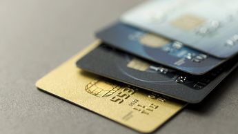 Член Игналинского райсовета в подтверждение своих расходов предъявил чеки, оплаченные 112 различными картами
