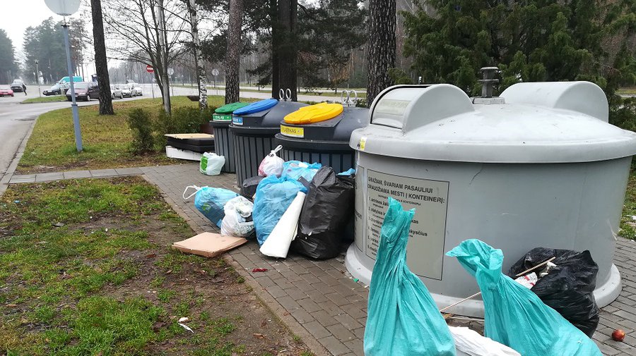 Кое-кто бросает строительный мусор возле контейнеров. Не пришлось бы за это платить всем - В Висагинасе