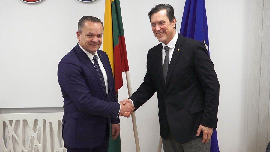 Член Сейма, профессор В. Юозапайтис, ознакомился с культурой Висагинаса и отметил важность сохранения культурного наследия (видео) - В Висагинасе