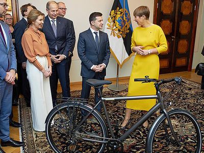 Президент Эстонии подарила Зеленскому именной велосипед - Литва и страны Балтии