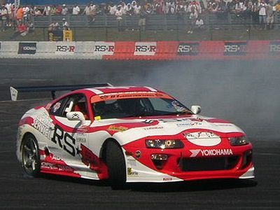 В Кедайняй гоночный автомобиль въехал в толпу - Литва и страны Балтии