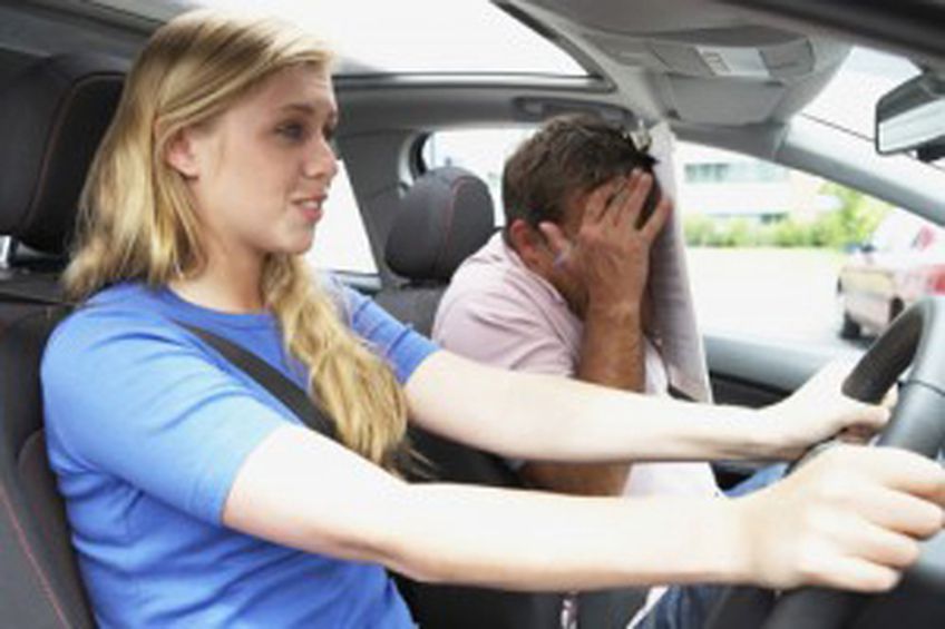 Каждый третий британец боится сажать жену за руль

