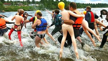 Заплыв на резиновых женщинах прошел в Новосибирске