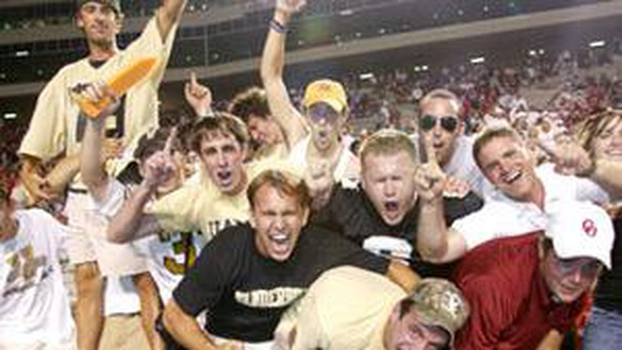 Футболистов испанского клуба закидали яйцами - Культурные и спортивные мероприятия