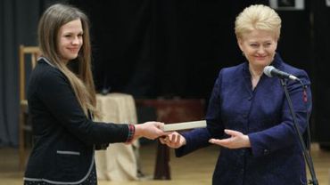 Даля Грибаускайте школьникам: способы, которыми пытаются поработить Литву, обманчивы

