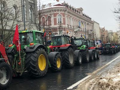 У здания правительства проходит акция протеста фермеров - Литва и страны Балтии