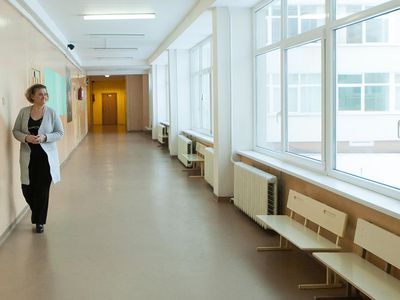 Педагоги начали бессрочную забастовку: в части школ не будет уроков - Литва и страны Балтии