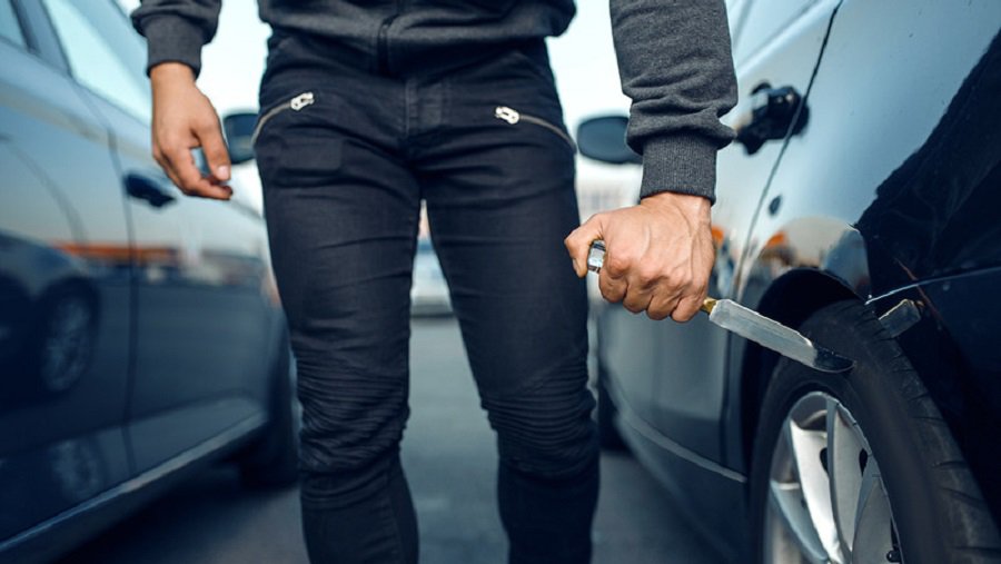 Полиция расследует случаи проколов колес автомобилей - В Висагинасе