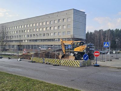 На улице Парко продолжаются работы на подземных коммуникациях - В Висагинасе