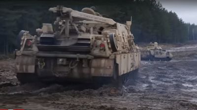 Четверо американских военных с  M88 Hercules пропали во время учений на полигоне в Пабраде