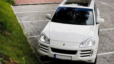 Литовская реальность: работникам – минимум, себе – Porsche Cayenne
 

