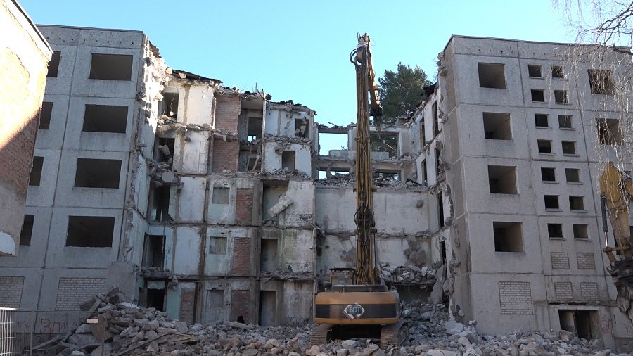 Идут работы по сносу дома по Фестивале, 5 (видео) - В Висагинасе