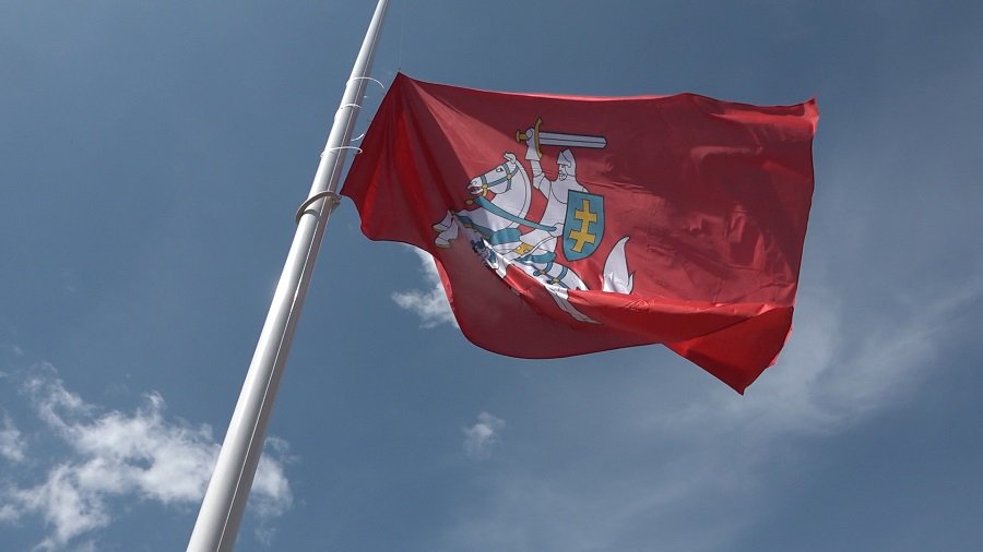 Исторический флаг  Литовского государства вновь развевается над городом - В Висагинасе