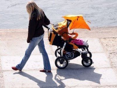 Пособие по материнству будет подсчитываться по заработкам за один год - Литва и страны Балтии