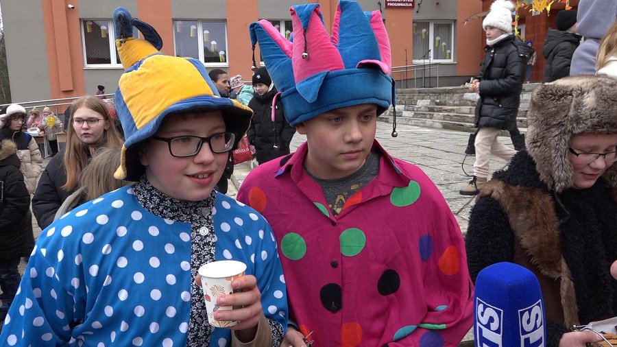 В школьных дворах отметили Užgavėnės и Масленицу и проводили зиму (видео) - В Висагинасе