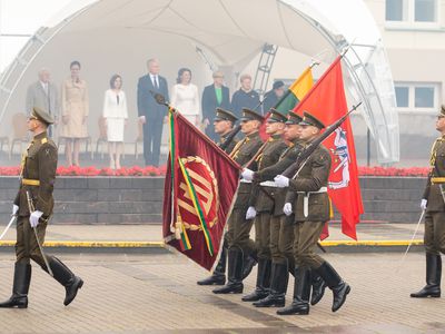 Подняты государственный и исторический флаги: сегодня Литве вновь нужно мужество короля Миндаугаса - Литва и страны Балтии